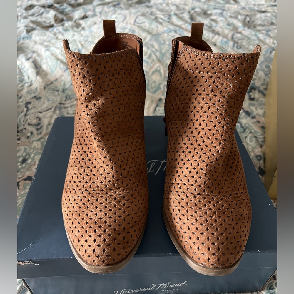 Universal Thread Target Booties Size 8